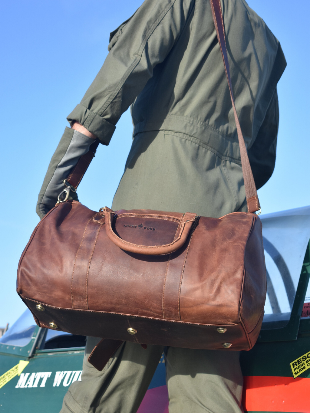 Premium Vector  Realistic vintage travel bag. leather brown